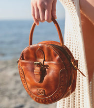 Load image into Gallery viewer, Bed Stu- Arenfield Pecan