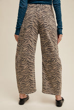 Load image into Gallery viewer, Zebra Barrel Jeans
