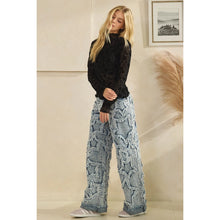 Load image into Gallery viewer, STARstruck Jeans
